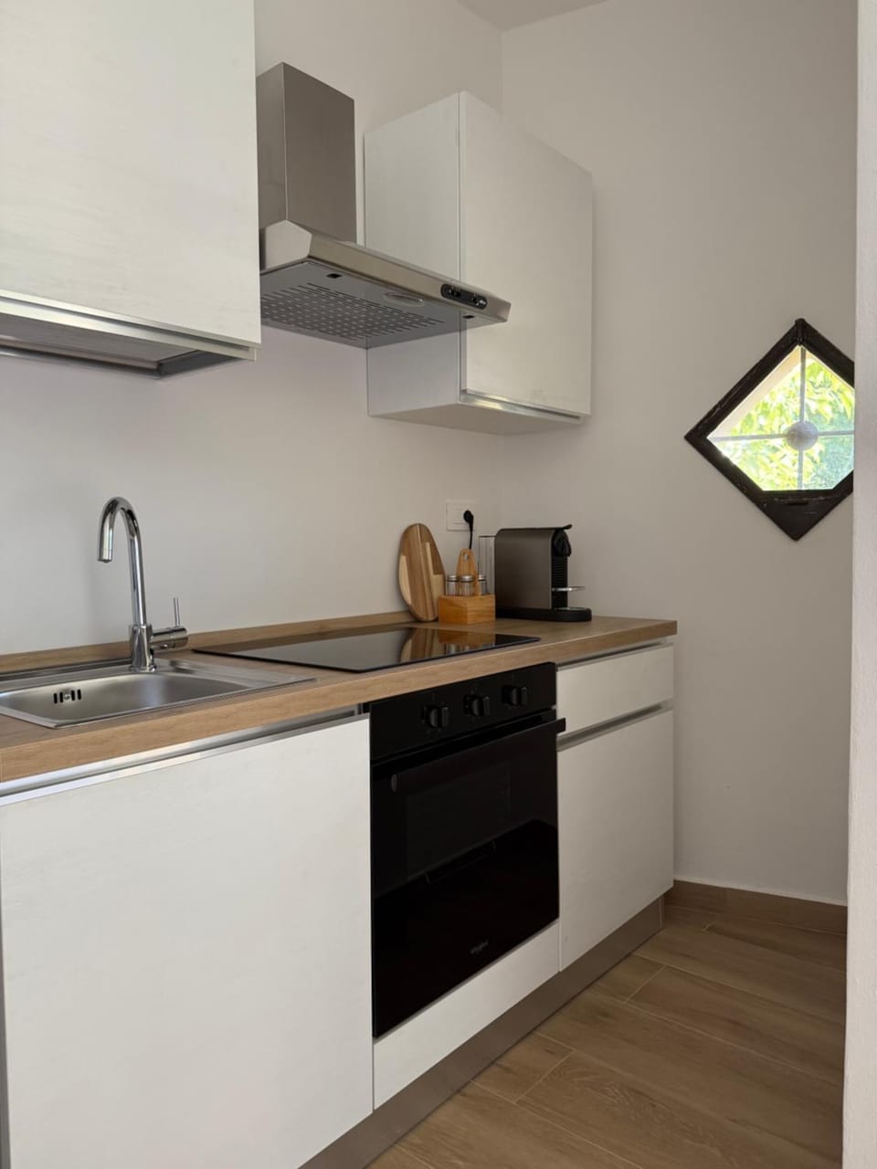 Coffee/tea facilities, Kitchen or kitchenette, stove