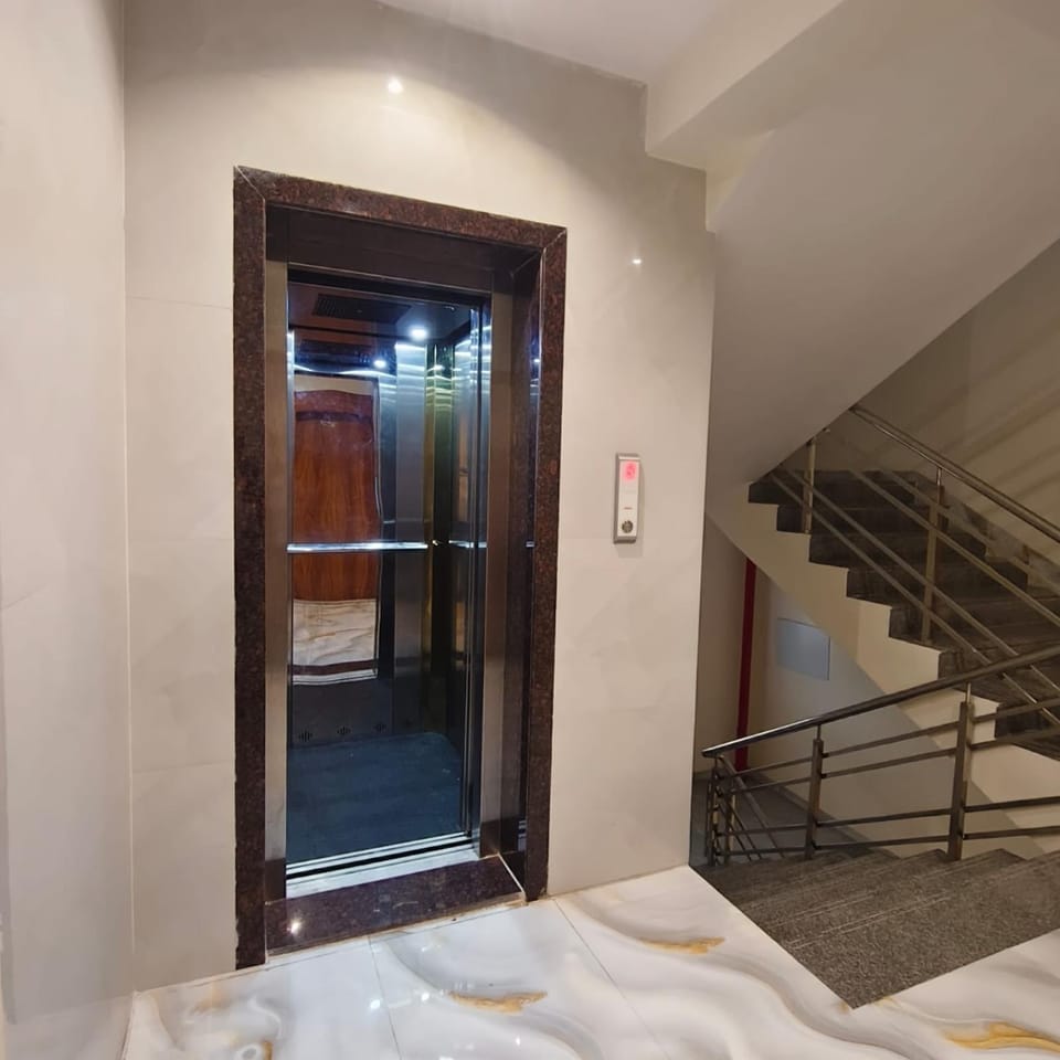 Floor plan, elevator