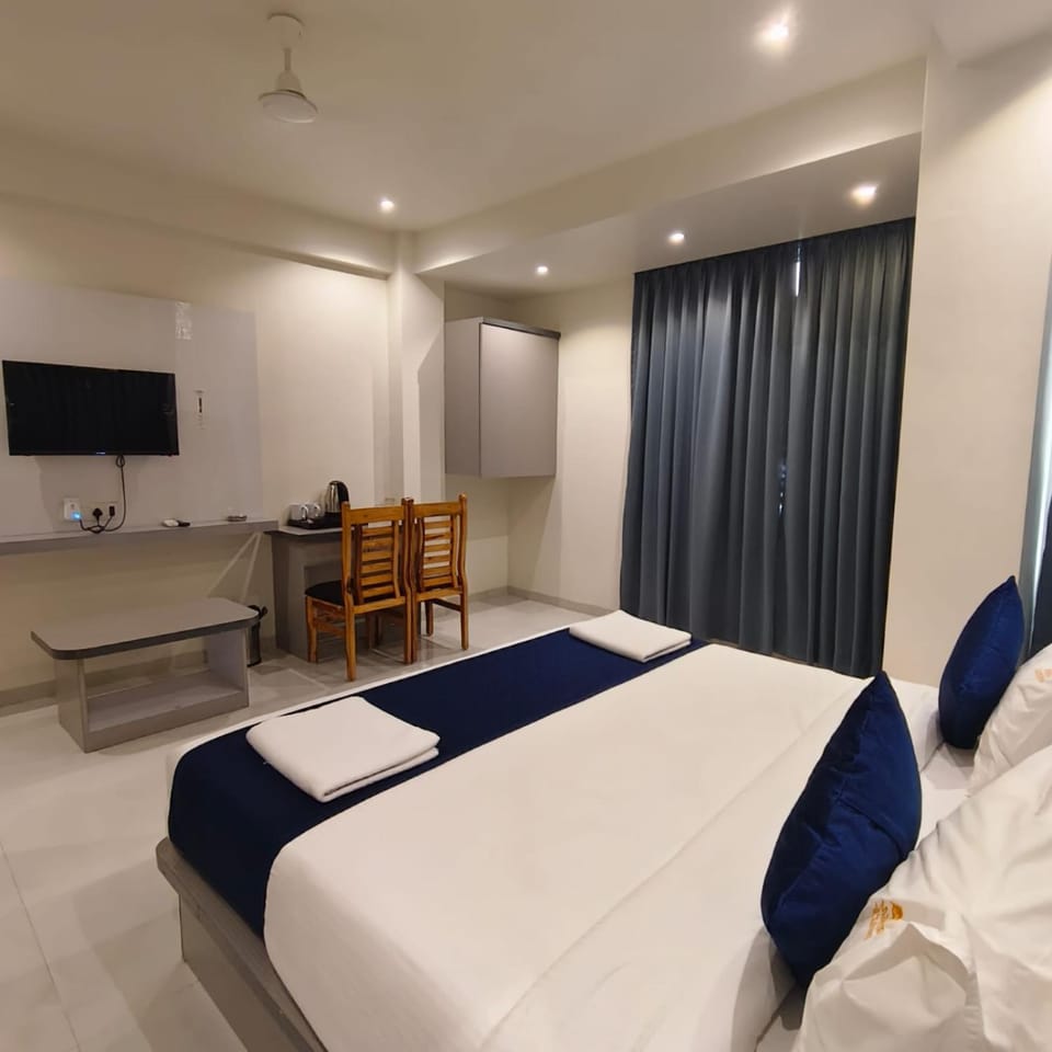 Bed, TV and multimedia, Kitchen or kitchenette, Photo of the whole room, Bedroom, hair dresser, towels