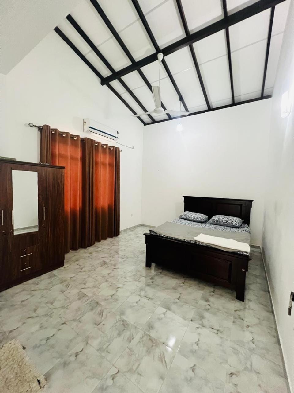 White house Apartment in Western Province