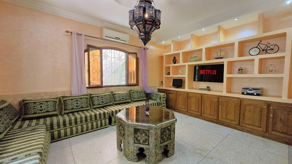 TV and multimedia, Living room, Seating area, Evening entertainment, air conditioner