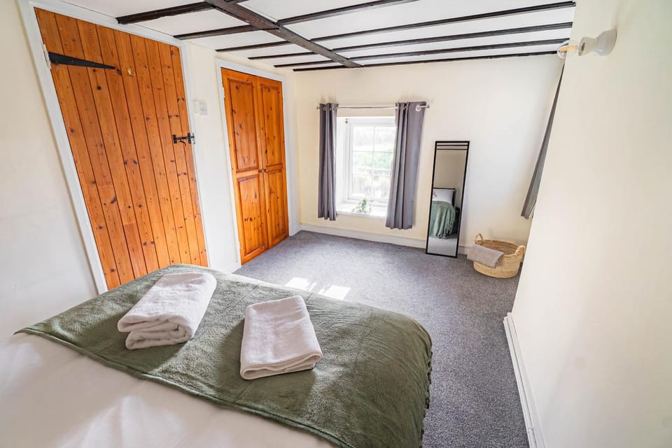 Spacious 4BR Big House in Swansea House in Wales