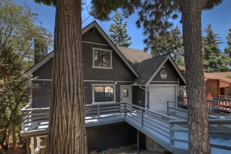 Mountain Lake Cabin - AC, Views, Gameroom, Peloton Cabin in Crestline