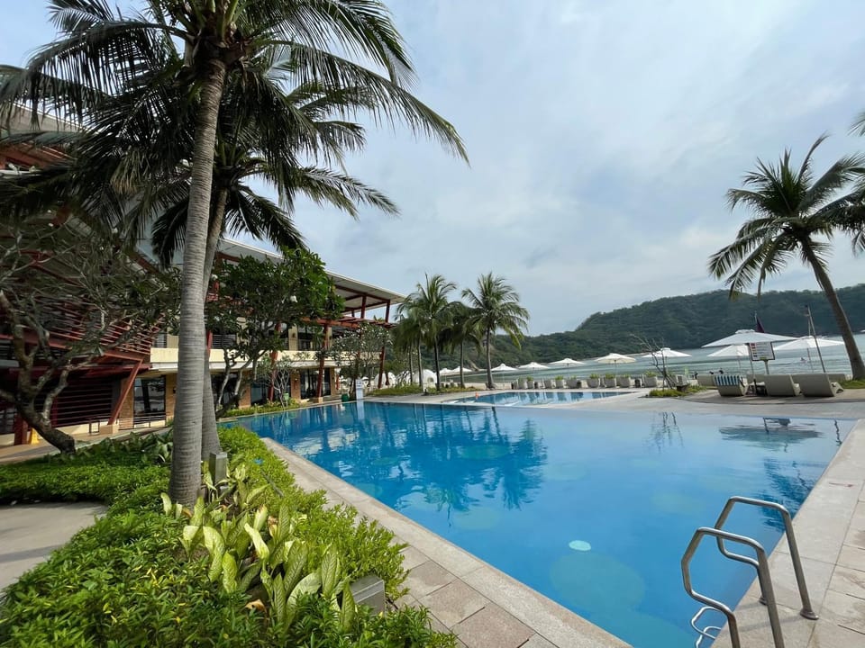 Beach condos at Pico de Loro Cove & possible Beach Club Access & Wi-Fi & Netflix, 42-50''TVs with Uratex beds & pillows, equipped kitchen, balcony, parking, guest registration fee is not included Apartment in Nasugbu