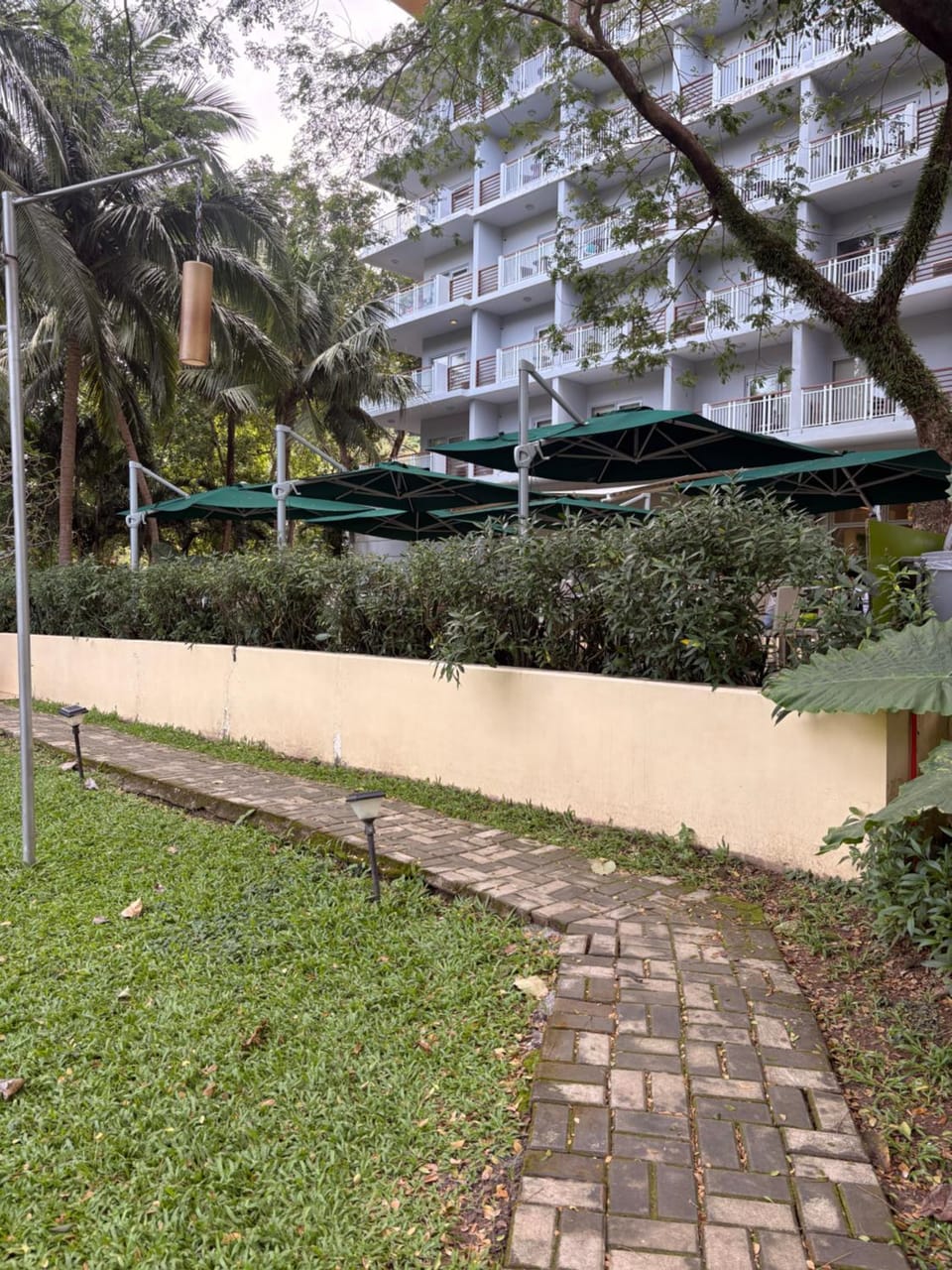 Beach condos at Pico de Loro Cove & possible Beach Club Access & Wi-Fi & Netflix, 42-50''TVs with Uratex beds & pillows, equipped kitchen, balcony, parking, guest registration fee is not included Apartment in Nasugbu