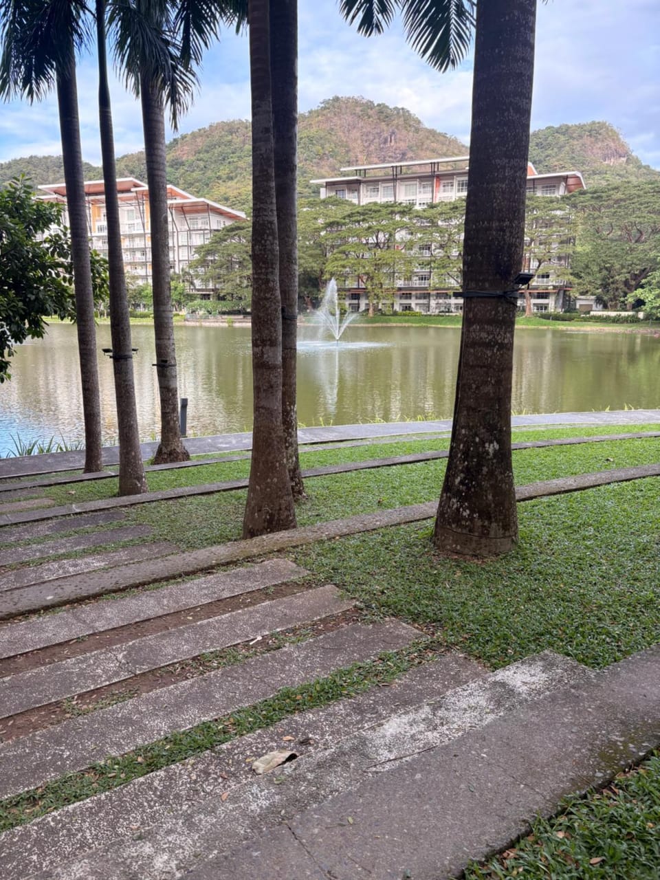 Beach condos at Pico de Loro Cove & possible Beach Club Access & Wi-Fi & Netflix, 42-50''TVs with Uratex beds & pillows, equipped kitchen, balcony, parking, guest registration fee is not included Apartment in Nasugbu