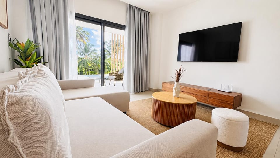 Bed, TV and multimedia, Living room