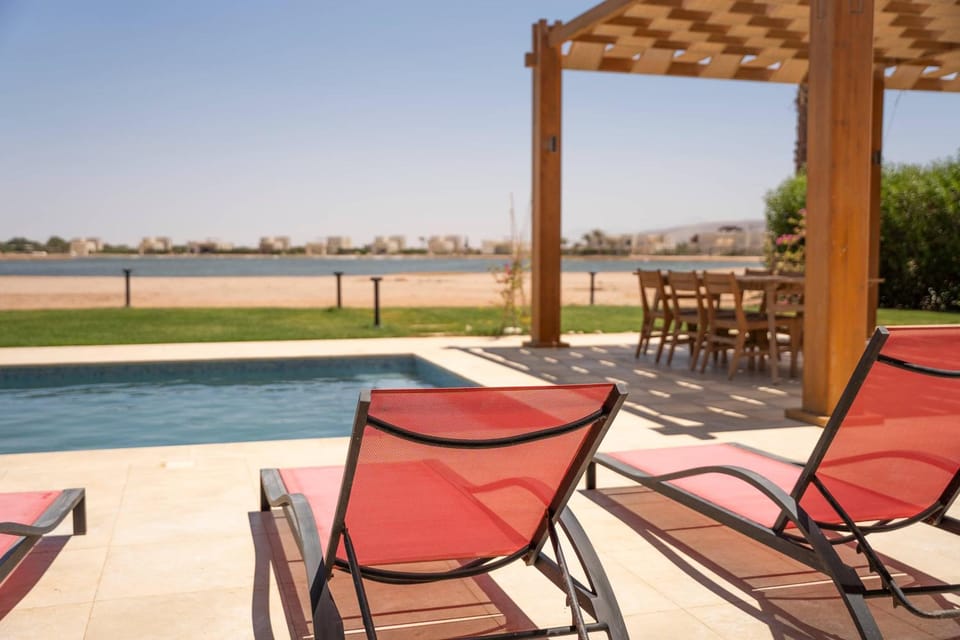 Swimming pool, sunbed