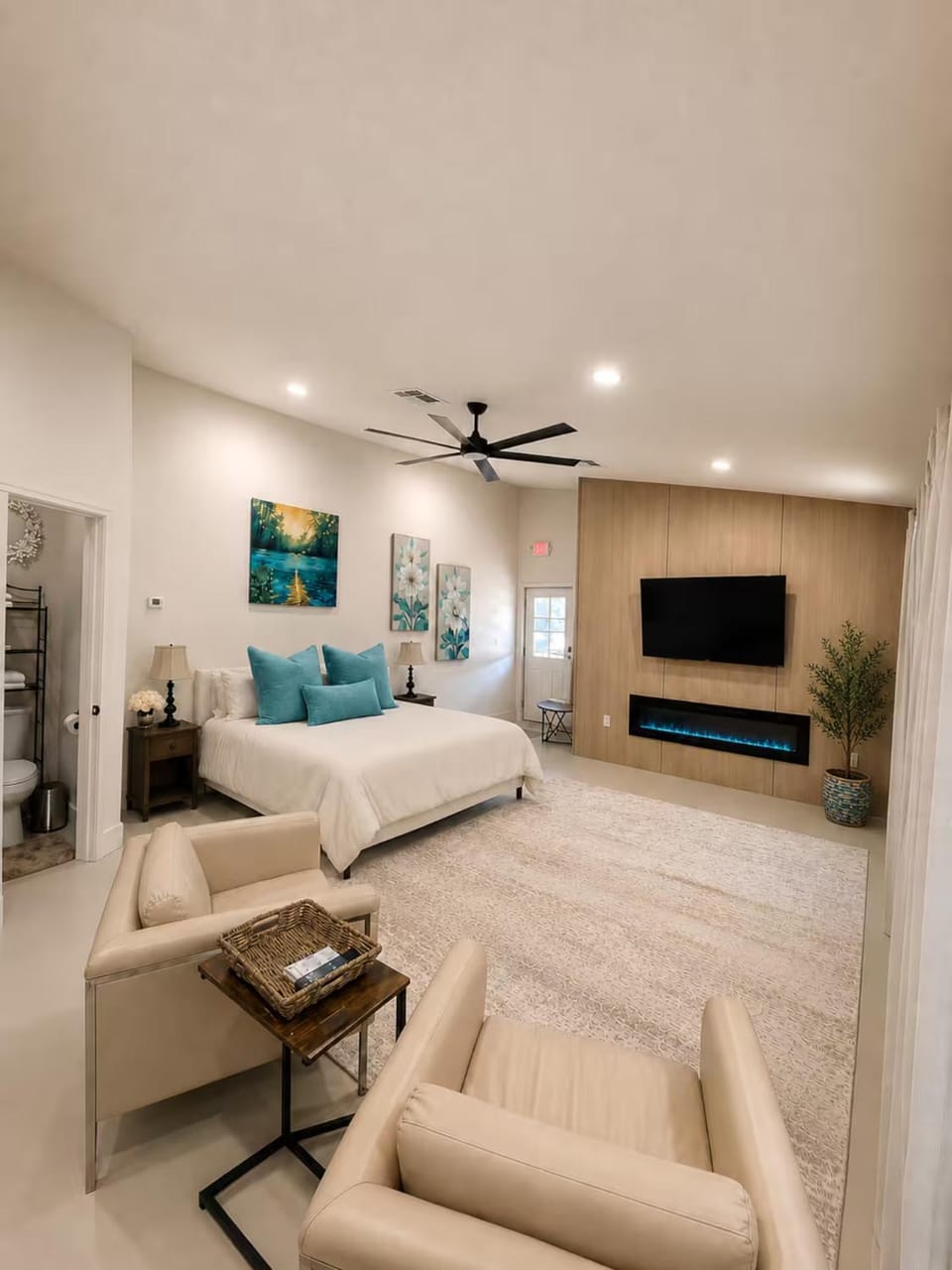 Communal lounge/ TV room, TV and multimedia, Photo of the whole room, fireplace