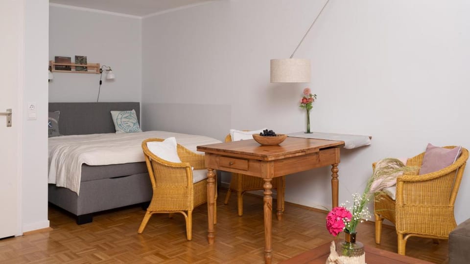 Bed, Dining area, Bedroom
