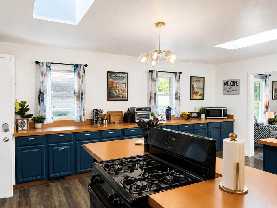 Fennvilla: Sleeps 8•Hot Tub•3 Dogs•Gameroom House in Fennville