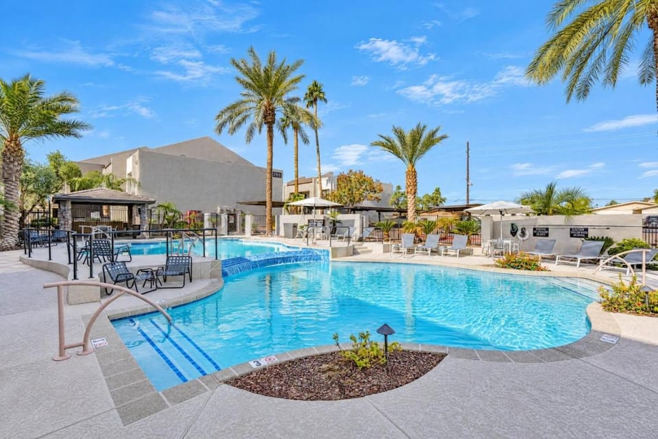 Near Papago Park with Pool Gym Balcony WD Parking Apartment in Scottsdale
