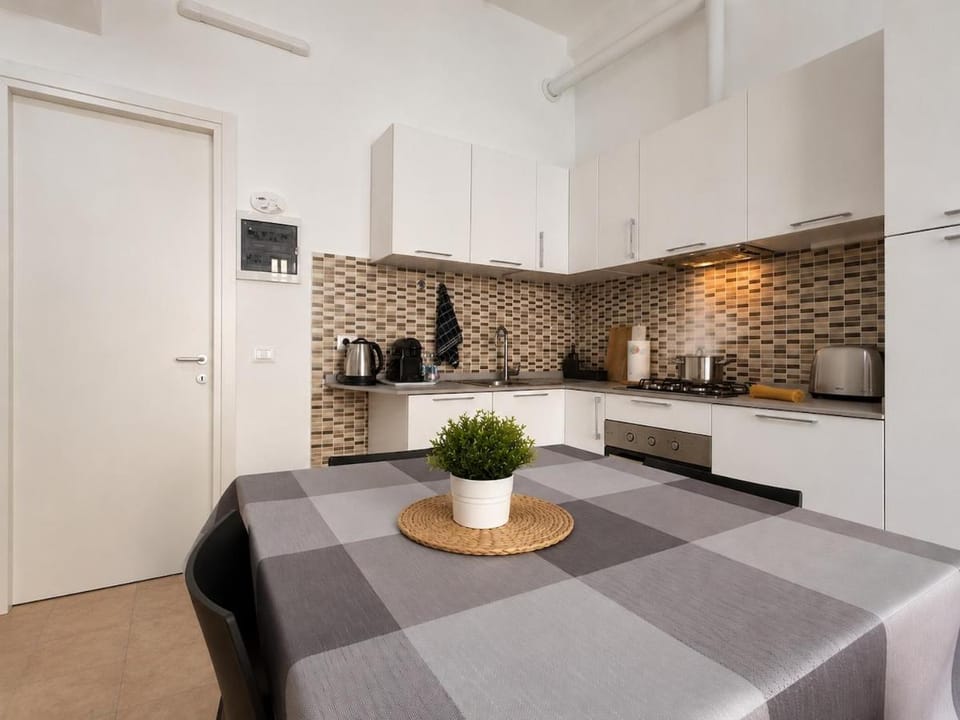 Coffee/tea facilities, Kitchen or kitchenette, Dining area, minibar, stove, toaster
