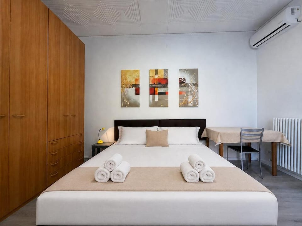 Bed, Photo of the whole room, Bedroom, towels, air conditioner