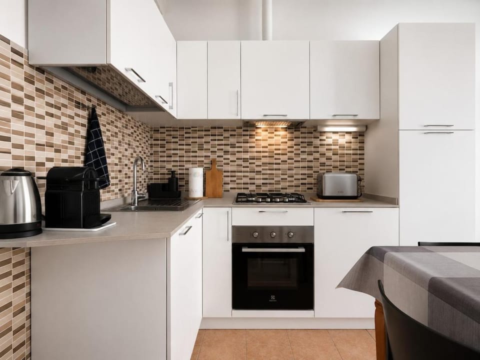 Coffee/tea facilities, Kitchen or kitchenette, oven, stove, toaster