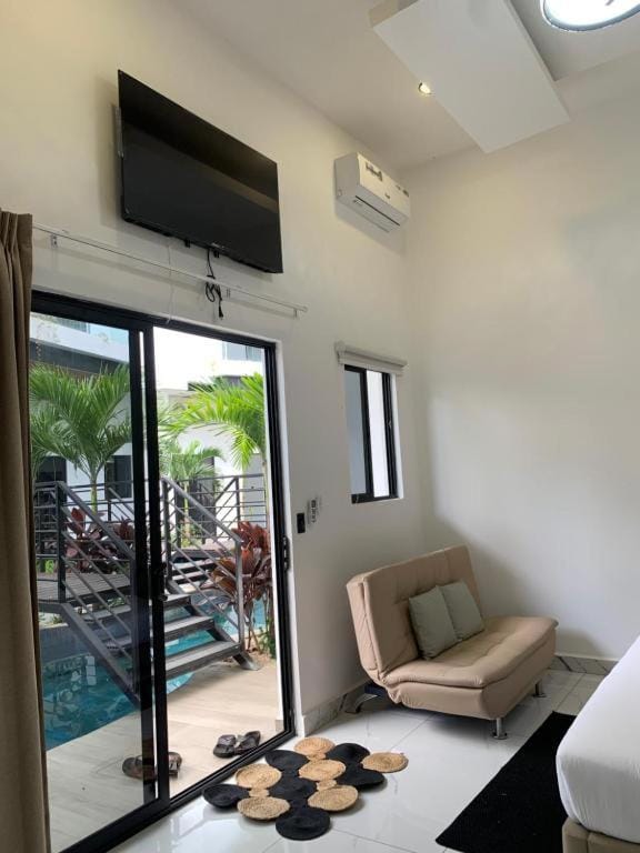 Bed, TV and multimedia, Photo of the whole room, Bedroom, Pool view, air conditioner