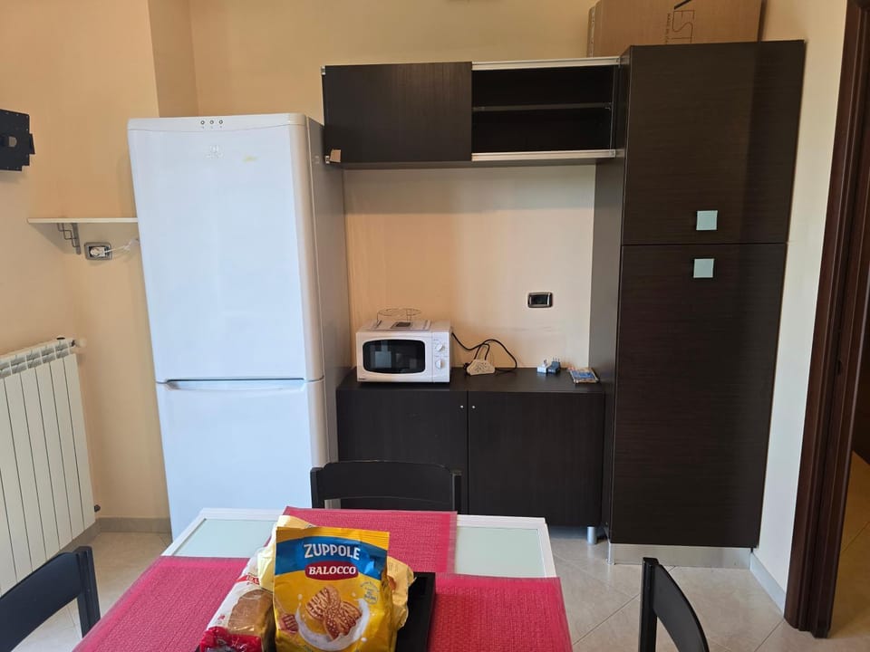 Kitchen or kitchenette, Dining area, oven