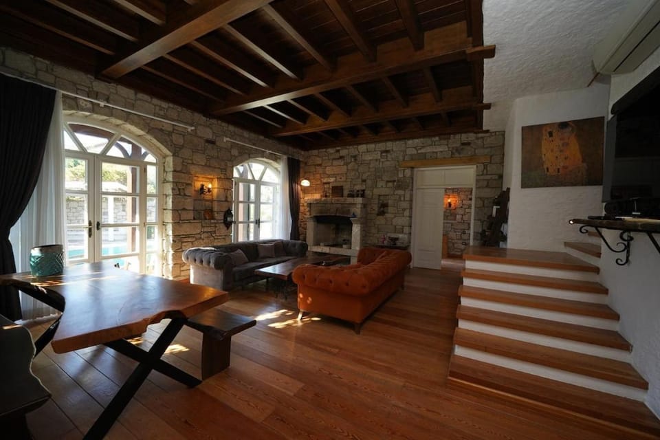 Private Villa with Pool 150 m from the Sea - 4 Bathrooms - 8 People Villa in Cesme
