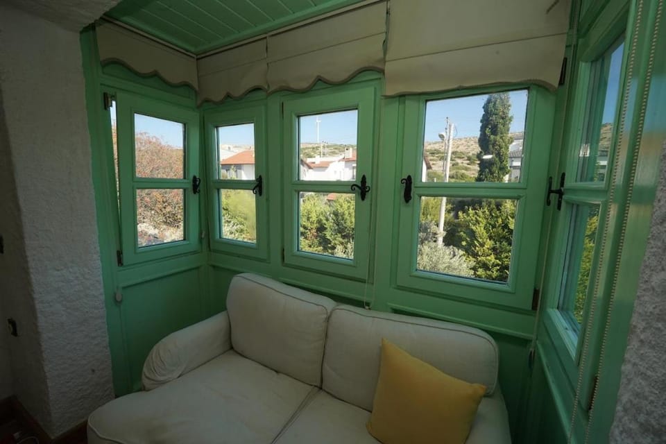 Private Villa with Pool 150 m from the Sea - 4 Bathrooms - 8 People Villa in Cesme