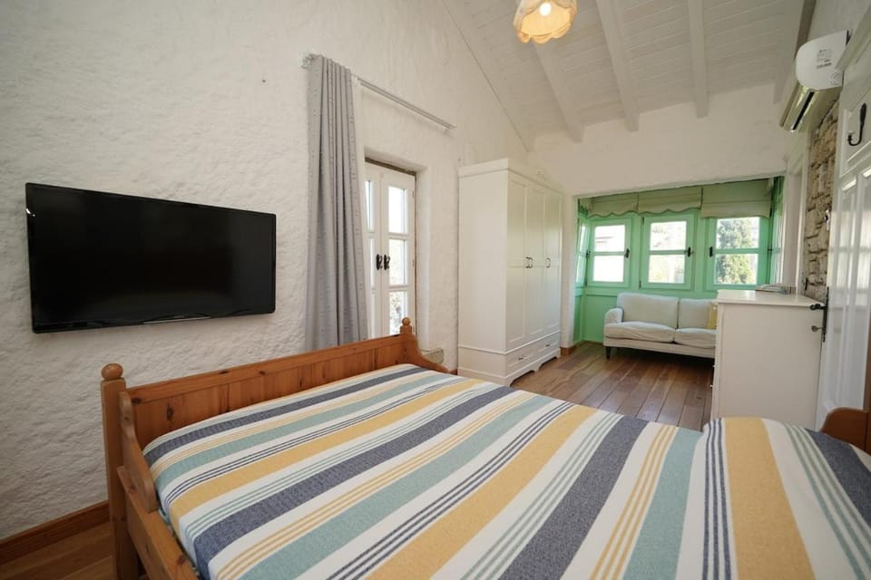 Private Villa with Pool 150 m from the Sea - 4 Bathrooms - 8 People Villa in Cesme