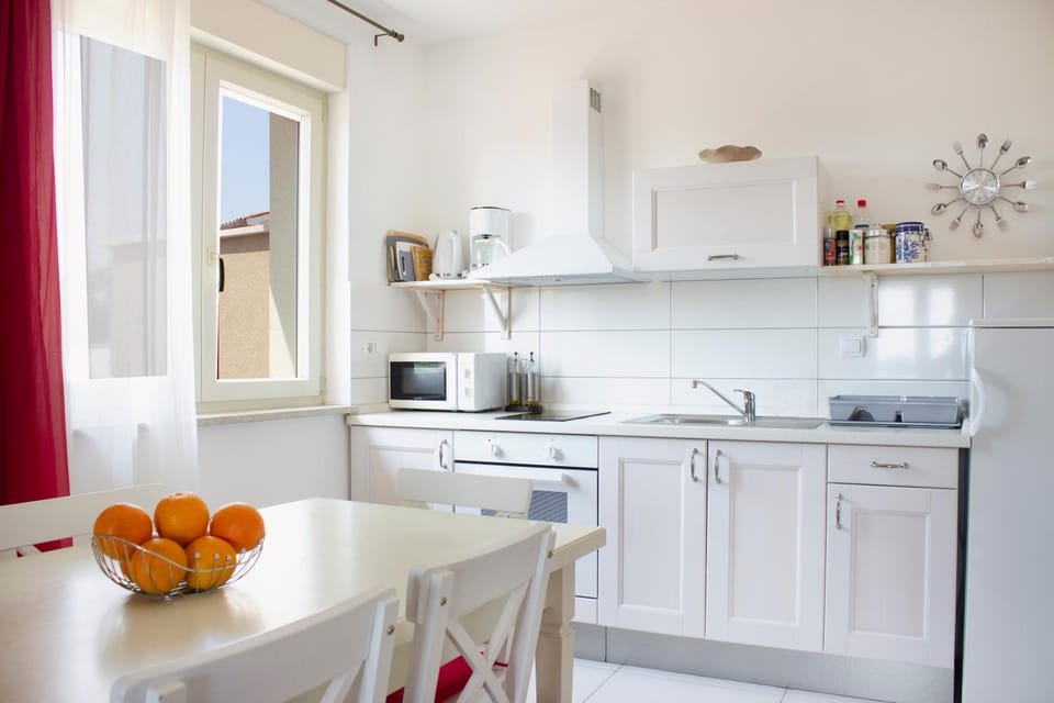 Coffee/tea facilities, Kitchen or kitchenette, Dining area, minibar, oven, stove, toaster