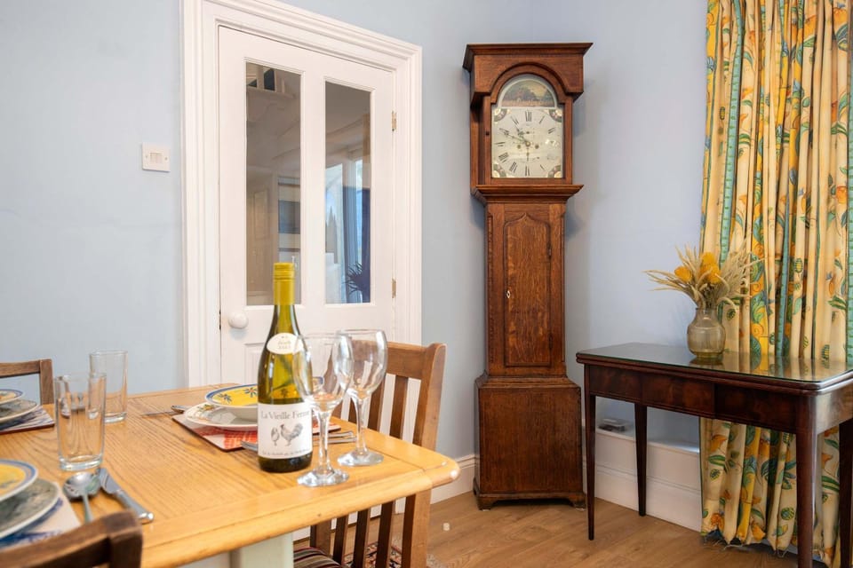Seating area, Dining area, Drinks, Alcoholic drinks