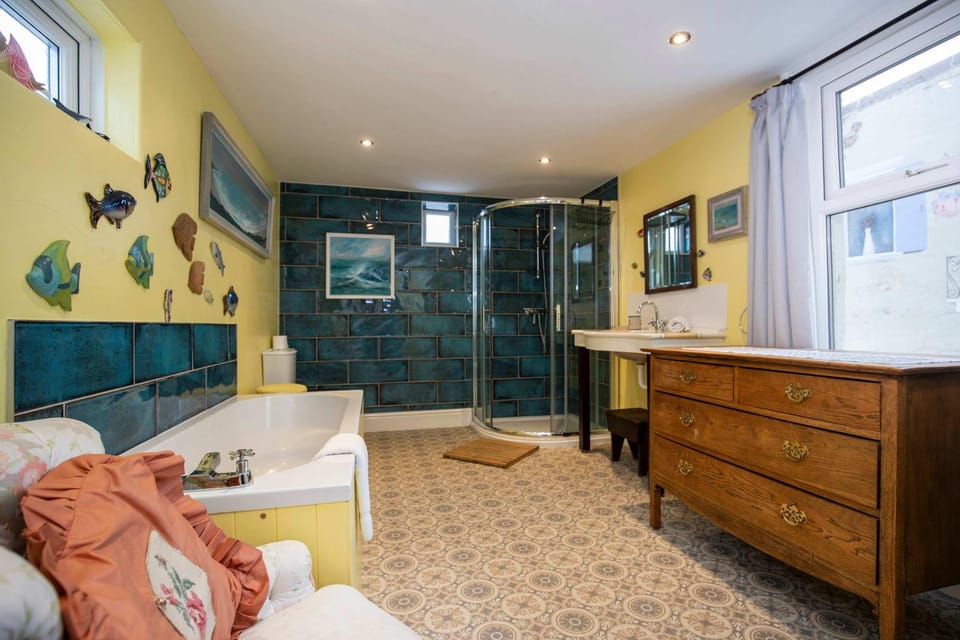 Shower, Bathroom, Photo of the whole room, Bath, towels