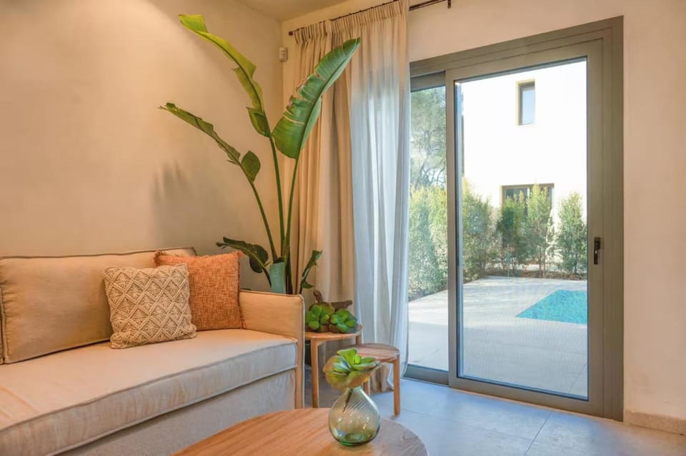 Living room, Pool view
