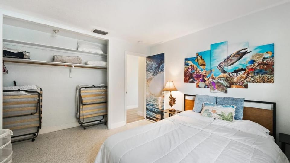 Salt Pool blocks to beach Gas heated Pool! East side of A1A 3 blocks to beach House in Cape Canaveral