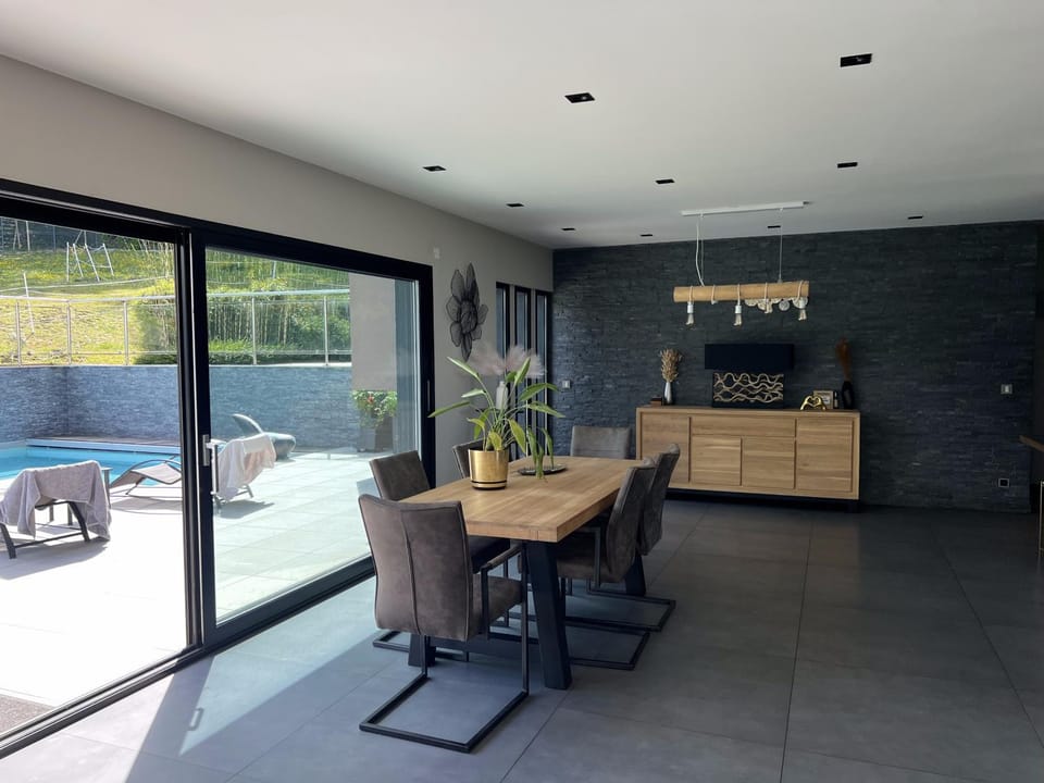 Dining area, Pool view