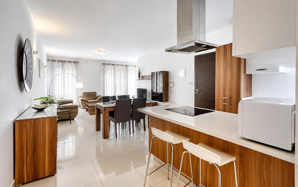 Communal lounge/ TV room, TV and multimedia, Kitchen or kitchenette, Living room, Seating area, Dining area, Evening entertainment, oven, stove