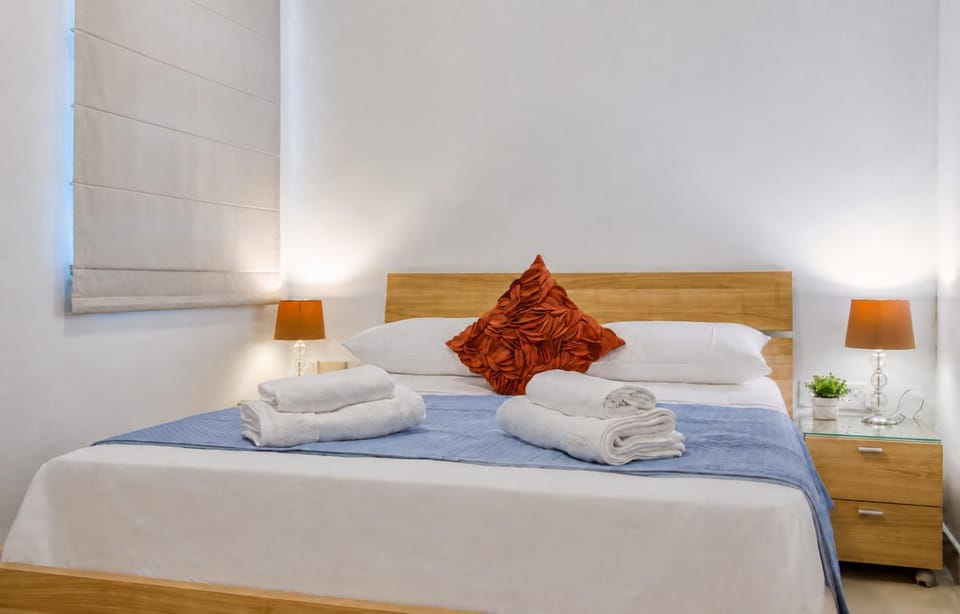 Bed, Photo of the whole room, Bedroom, towels