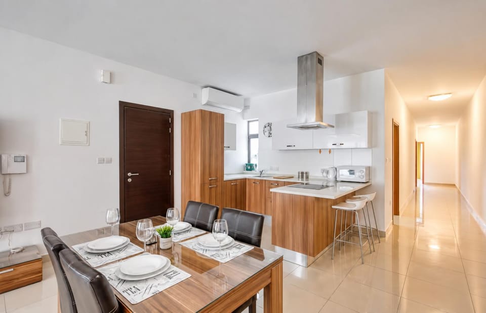 Kitchen or kitchenette, Seating area, Dining area, stove