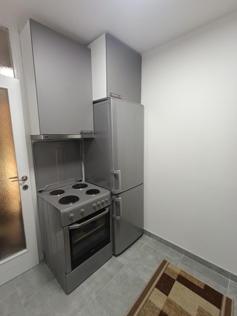Kitchen or kitchenette, minibar