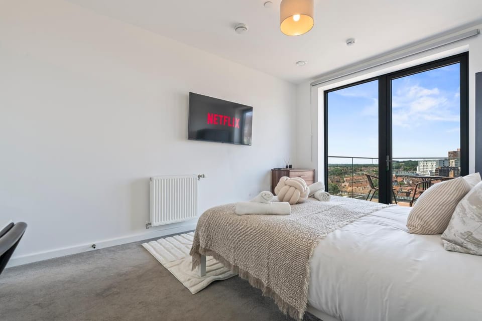 Bed, TV and multimedia, Photo of the whole room, Evening entertainment, Bedroom, towels