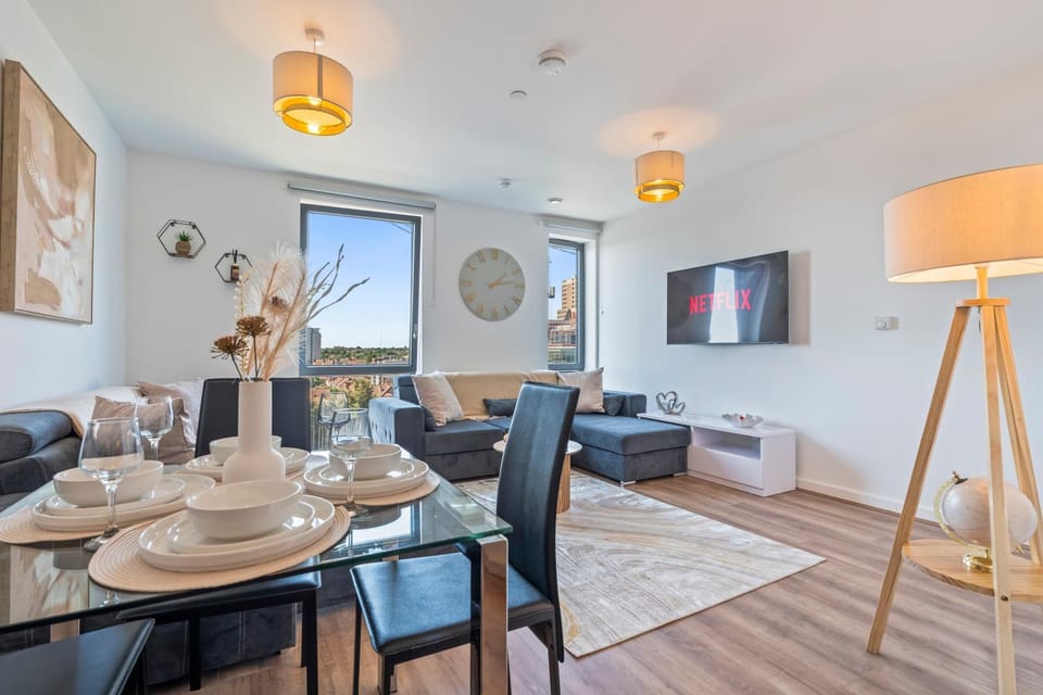 Communal lounge/ TV room, TV and multimedia, Living room, Seating area, Dining area, Evening entertainment