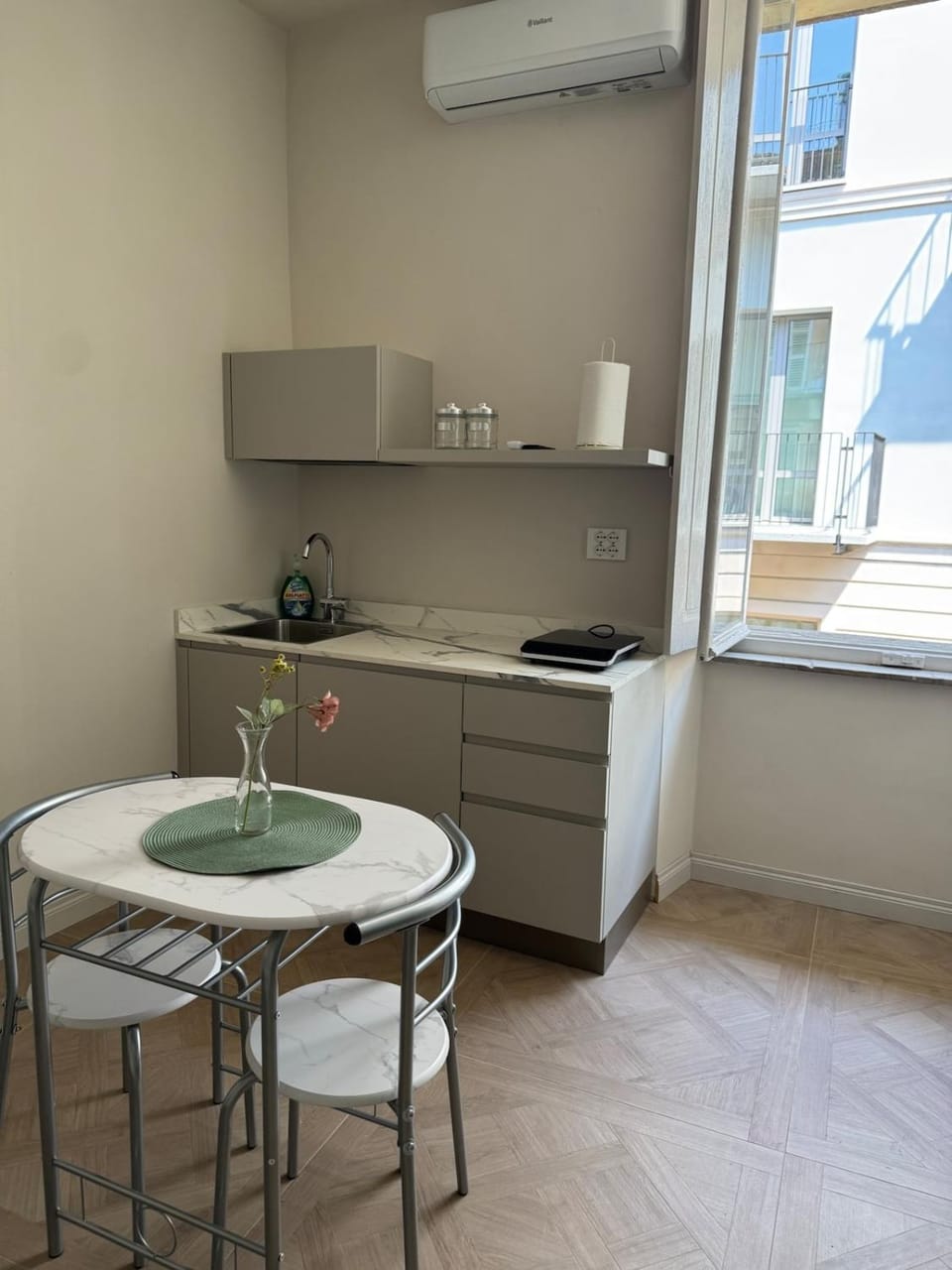 Chagall Chardonnay a 50 mt da piazza Alfieri Apartment in Asti