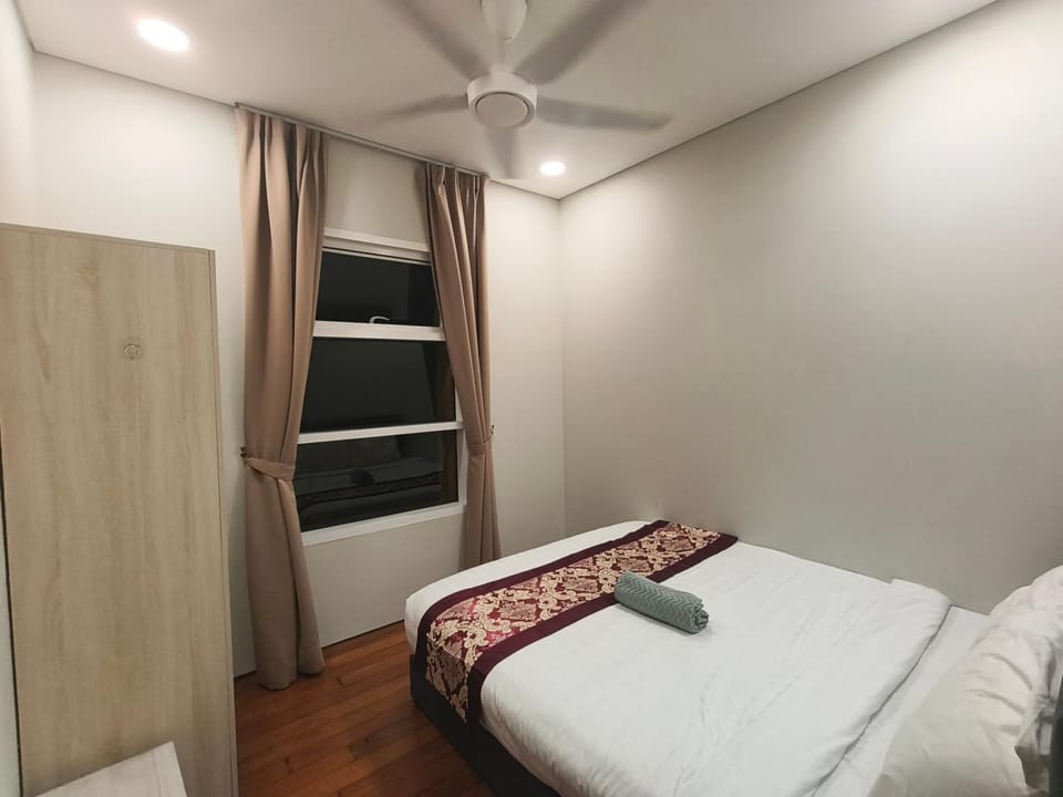 Bed, Photo of the whole room, Bedroom, fireplace, towels, wardrobe, air conditioner