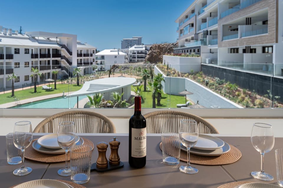 Property building, Day, Pool view, Swimming pool, Drinks