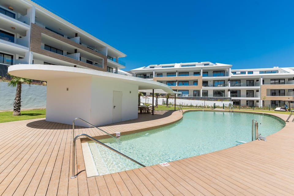 Property building, Day, Pool view, Swimming pool, Swimming pool, sunbed