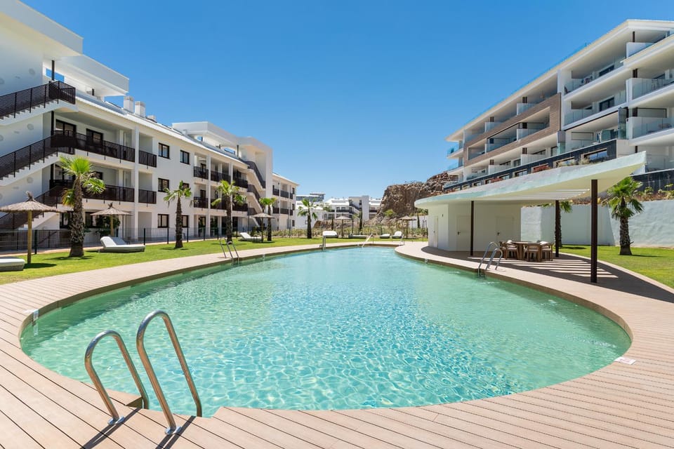 Property building, Day, Pool view, Swimming pool, Swimming pool, sunbed