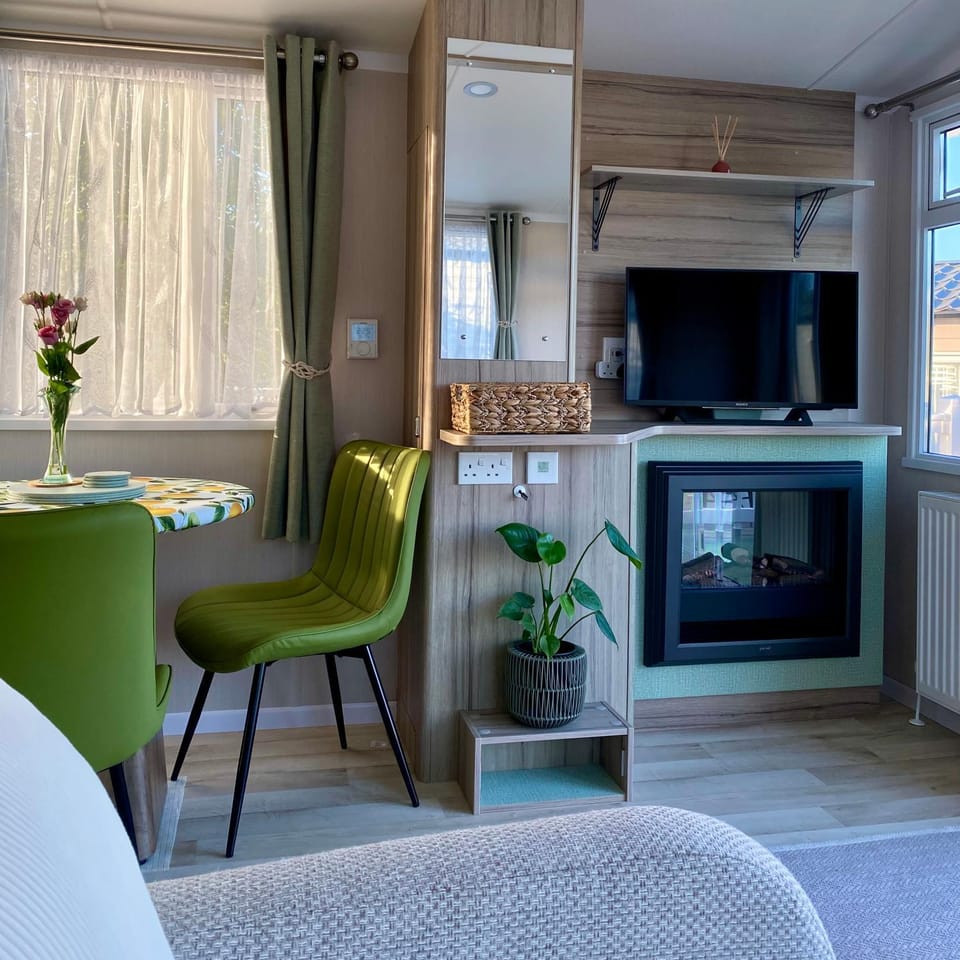 Quincy! Dog-friendly coastal-countryside escape in cosy caravan! 2pm check out, great amenities, free parking House in East Devon District