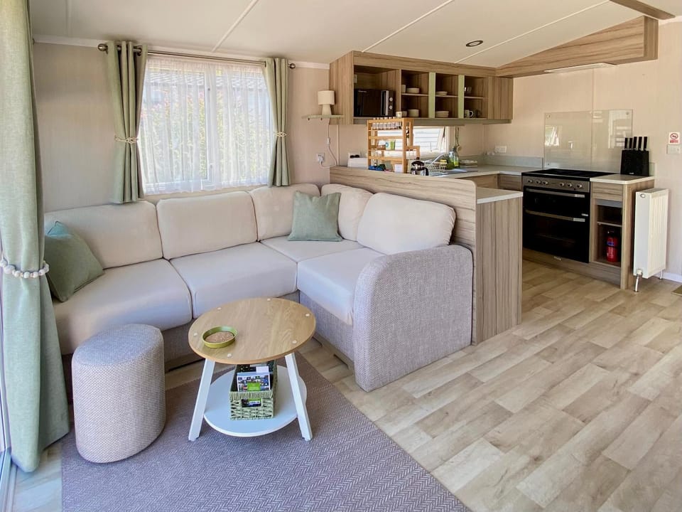 Quincy! Dog-friendly coastal-countryside escape in cosy caravan! 2pm check out, great amenities, free parking House in East Devon District