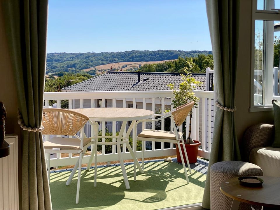 Quincy! Dog-friendly coastal-countryside escape in cosy caravan! 2pm check out, great amenities, free parking House in East Devon District
