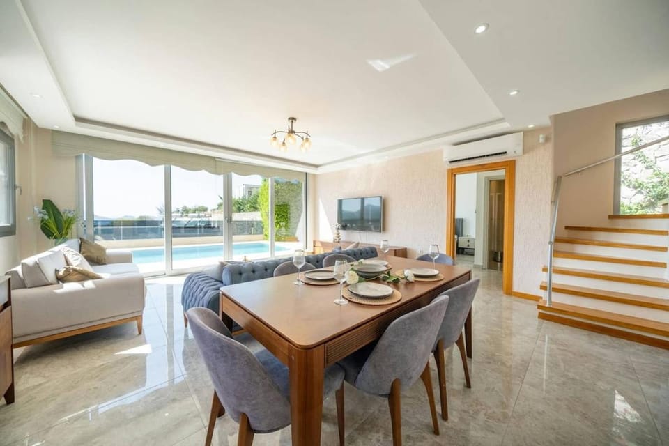 Living room, Seating area, Dining area