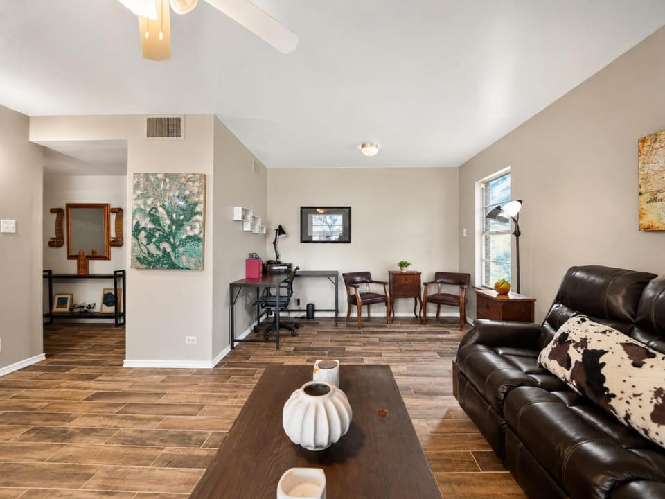 Living room, Seating area, furniture
