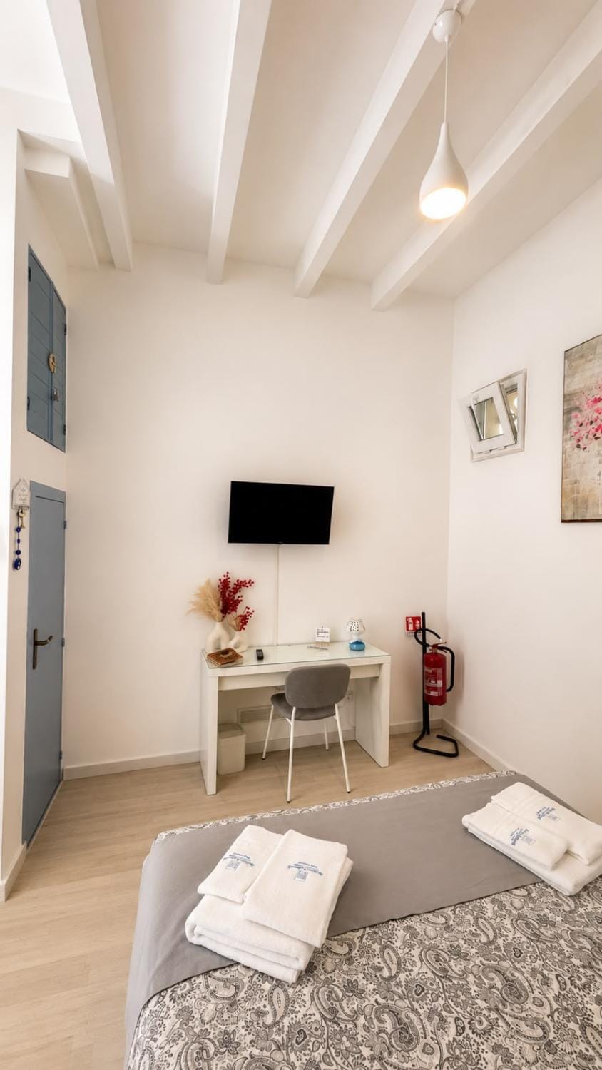 Bed, TV and multimedia, Photo of the whole room, Bedroom, towels