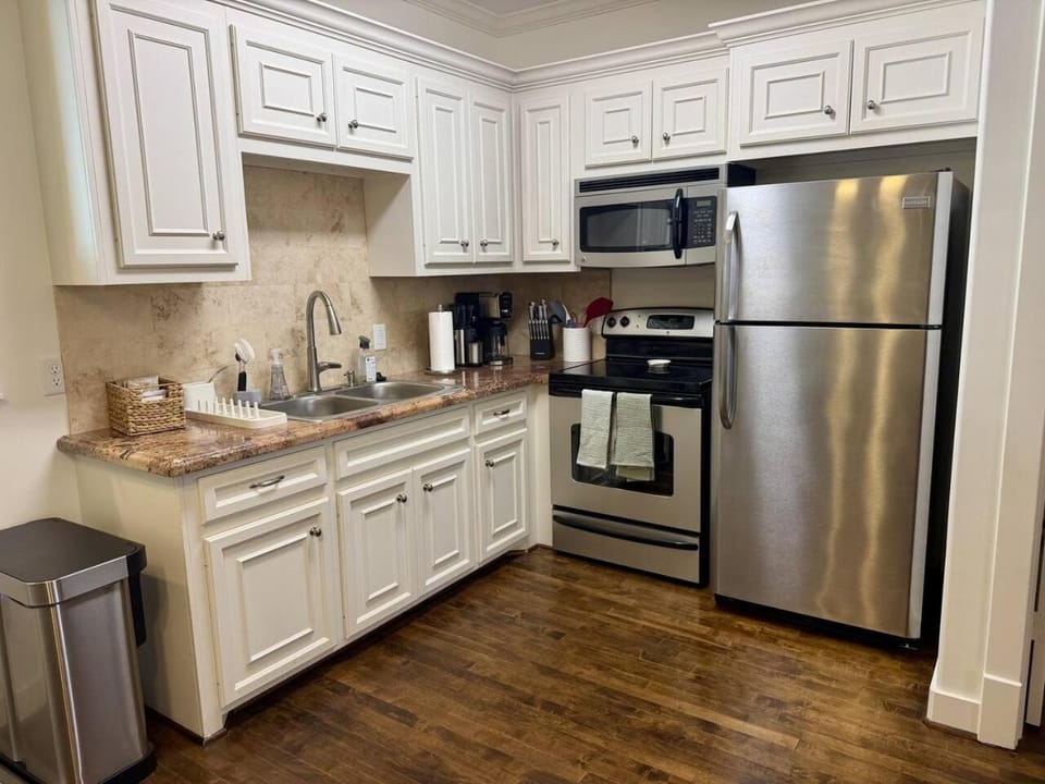 Coffee/tea facilities, Kitchen or kitchenette, oven, stove