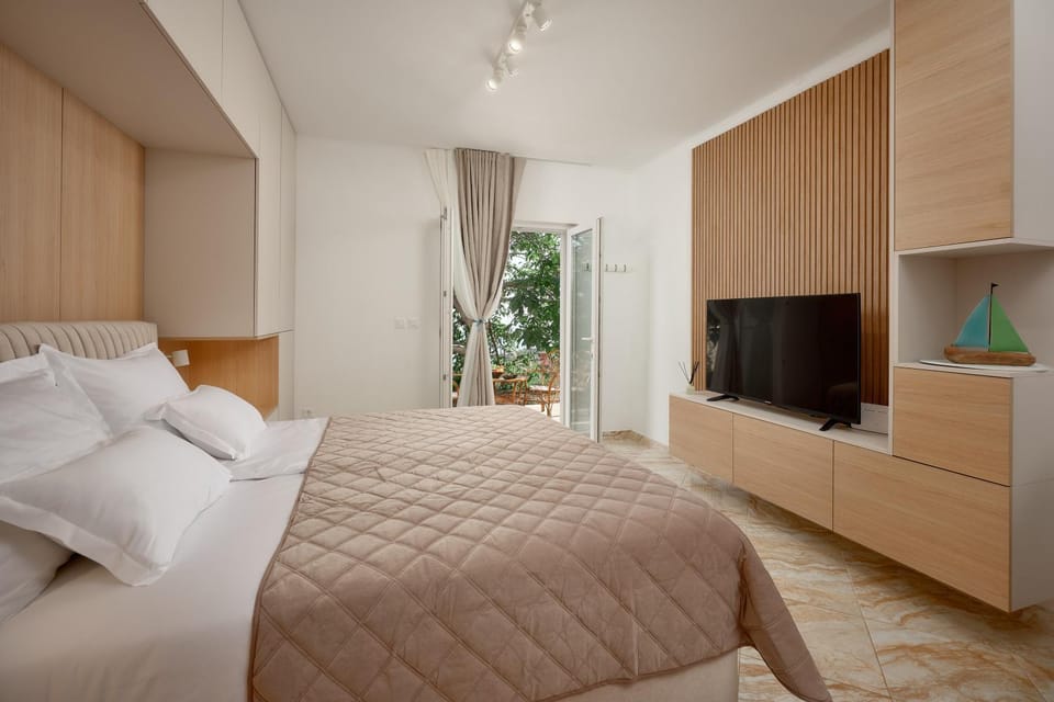 Bed, TV and multimedia