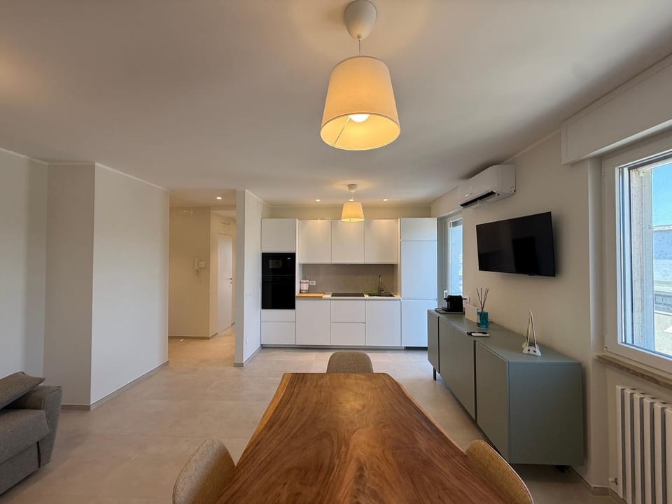 TV and multimedia, Kitchen or kitchenette, Living room, Photo of the whole room, Seating area, Evening entertainment